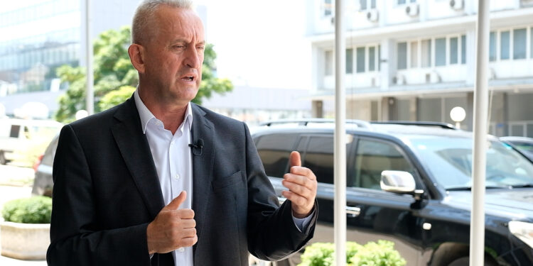 Deputeti i PDK-së: Vendimi për dinarin i ligjshëm por pa koordinim – SHBA-të po shohin mundësinë që ta penalizojnë Qeverinë