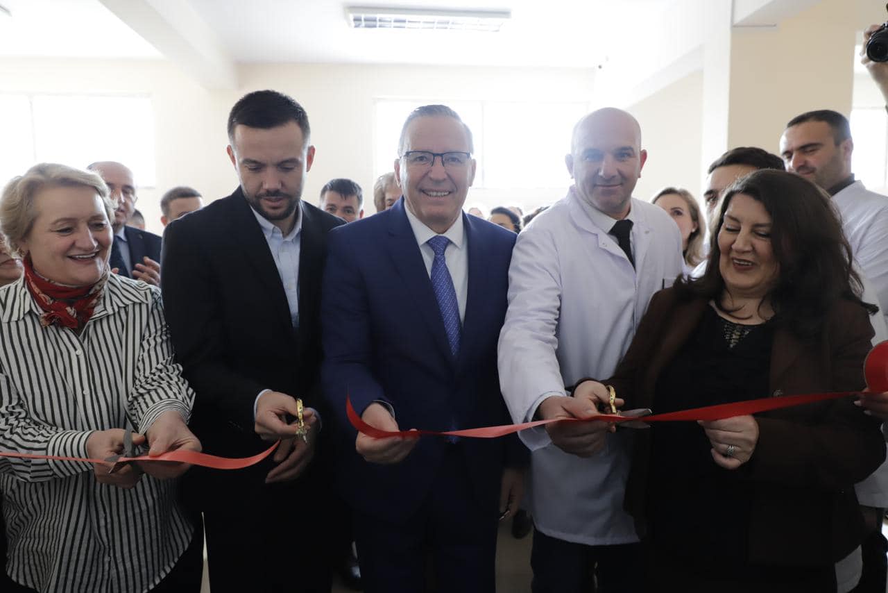 Shkolla e mesme e mjekësisë bëhet me laborator për teknik të dhëmbëve-Tahiri realizuam edhe një premtim