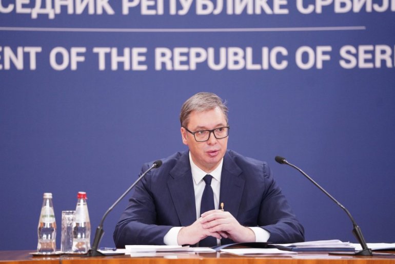 Pas heqjes së dinarit në Kosovë, Vuçiq në konferencë të jashtëzakonshme, pretendon se humbën miliona euro!