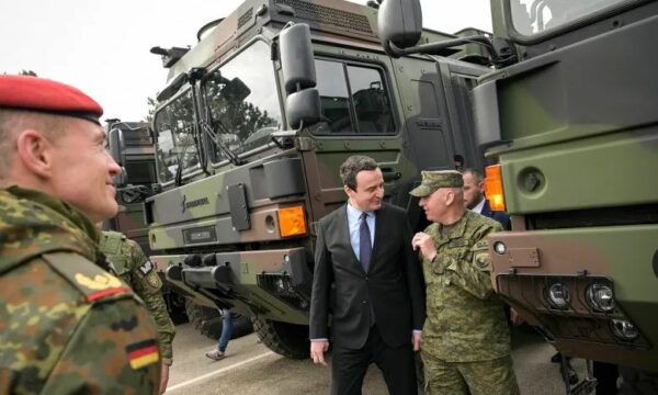 Kurti vizitoi flotën e kamionëve ushtarakë RheinMetall MAN HX2