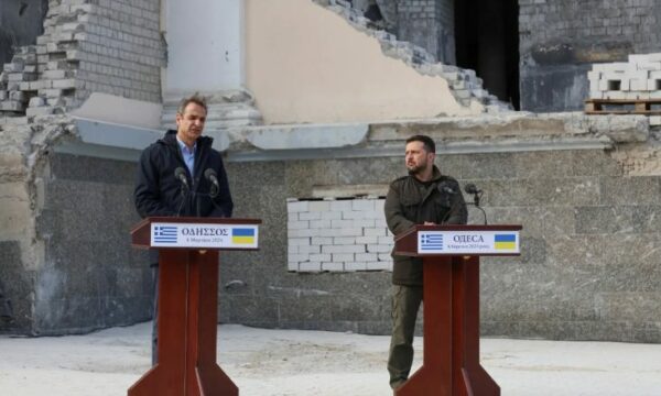 Zelensky dhe Mitsotakis ishin dëshmitarë të sulmit vdekjeprurës rus, raketat goditën hangarin qindra metra larg vendit ku ishin dy liderët në Odesa