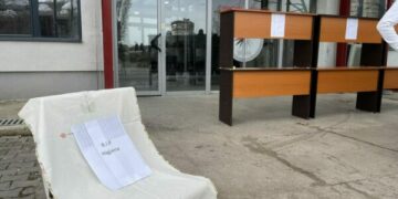 “R.I.P Higjiena”: Studentët bojkotojnë mësimin, shkak papastërtia pasi stafi teknik i UP-së gjendet në grevë
