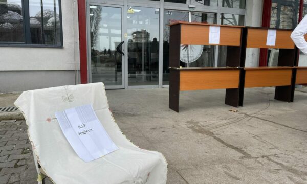 “R.I.P Higjiena”: Studentët bojkotojnë mësimin, shkak papastërtia pasi stafi teknik i UP-së gjendet në grevë