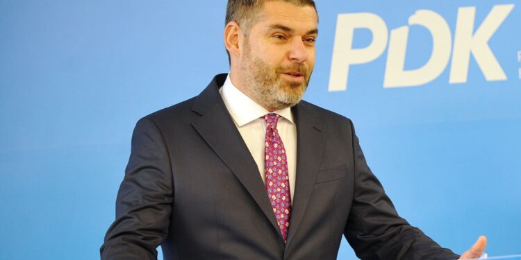 Kastrati e quan takim formal atë të Kurtit me Escobarin: Kryeministri do t’i numëroj minutat që ai të ia lirojë zyrën