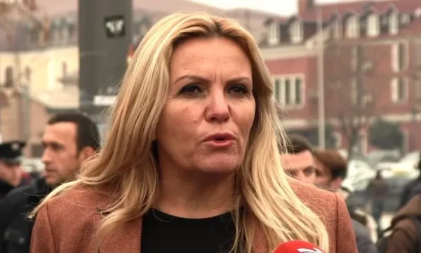 Deputetja e AAK-së-Kurtit: Turpi të mbuloftë, ke sjellë aktivistë në Deçan për të protestuar për Manastirin