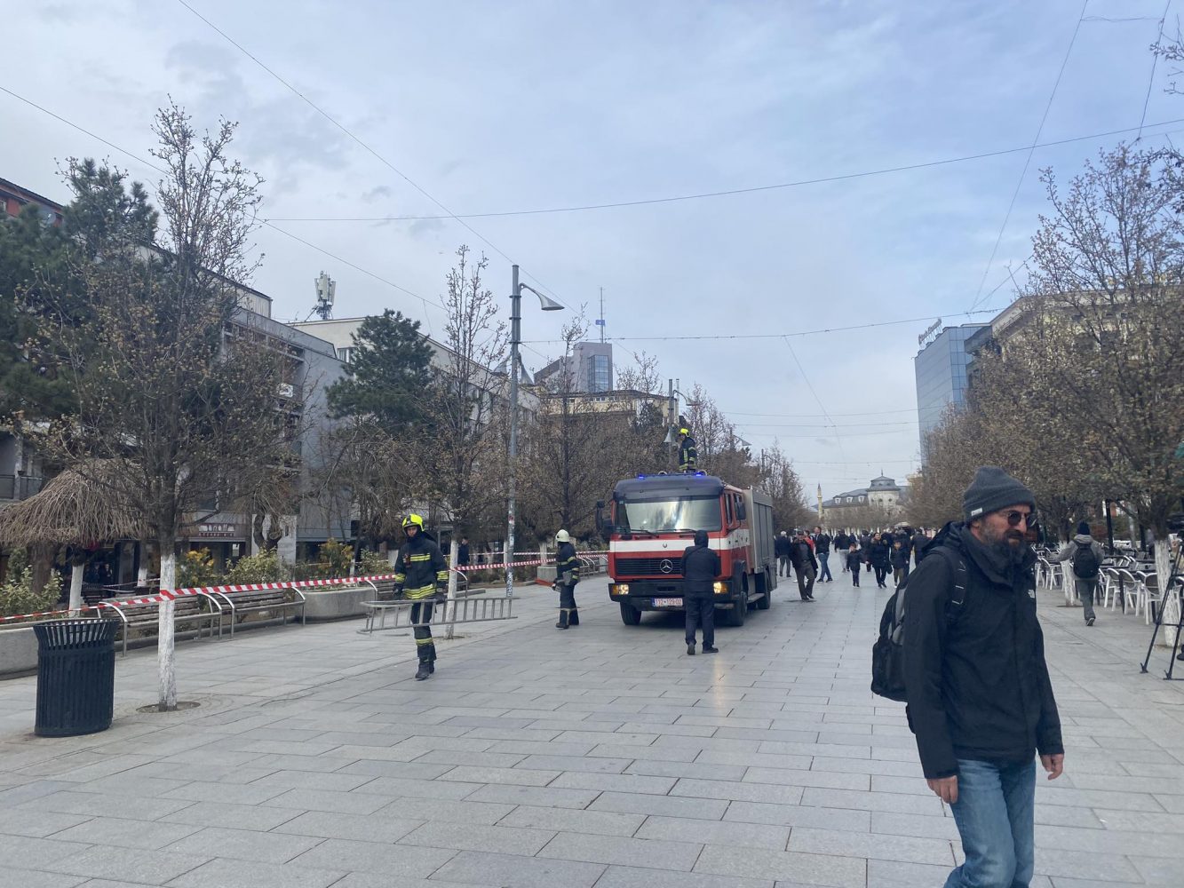 Bllokohet një pjesë e sheshit, kulmi i një ndërtese rrezikon të bie nga erërat e forta