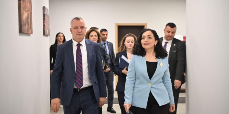 A po afrohet presidentja Osmani me LDK-në? Tre postime brenda ditës krah Imri Ahmetit, kryetar i Lipjanit dhe sekretar i përgjithshëm i LDK-së