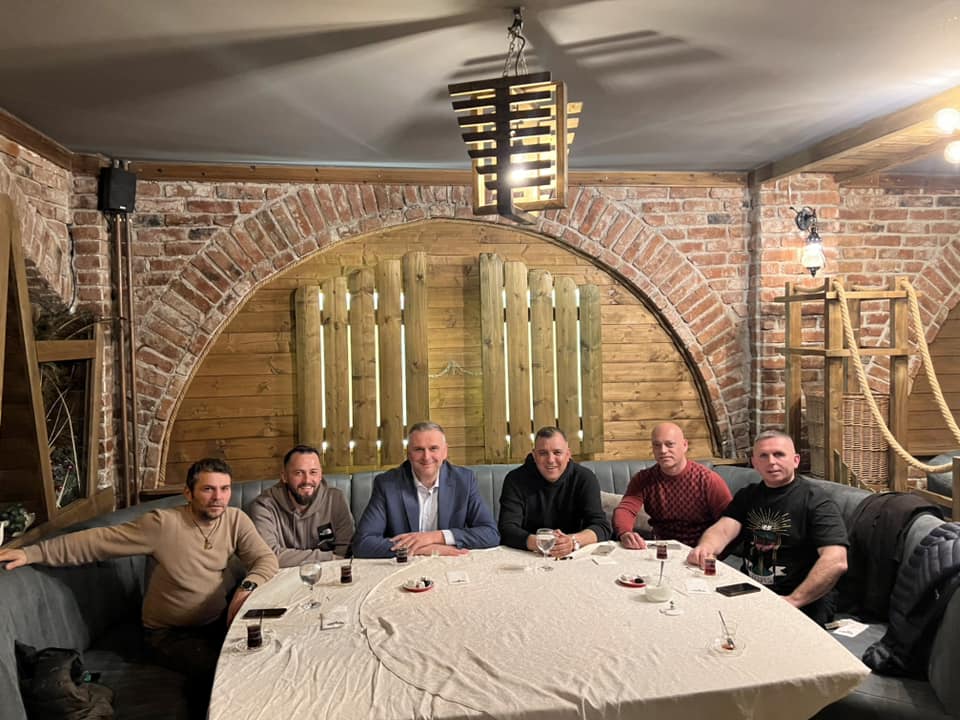 “Mefi” shkon për iftar tek miqtë e tij, ia huq emrit të qytetit