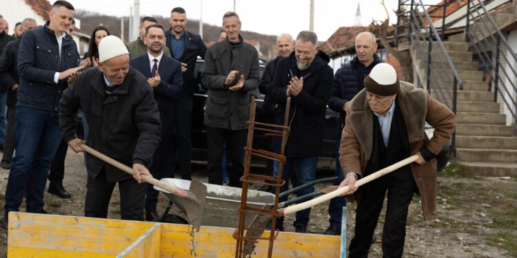 Vihet gurthemeli i Subqendrës në Qirez, qendra e fshatit pritet të transformohet në një hapësirë moderne urbane