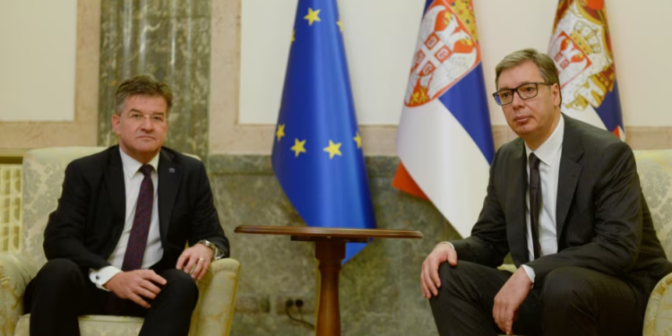 Lajçak dhe Vuçiq bisedojnë për vazhdimin e dialogut Kosovë-Serbi
