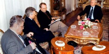 Petritsch për bombardimet e NATO’s: SHBA deshi t’i çonte aeroplanët menjëherë pas Reçakut, ne europianët kërkuam negociata