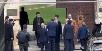 Pamje të Escobar e Hovenier në Manastirin e Deçanit pasi iu regjistrua prona