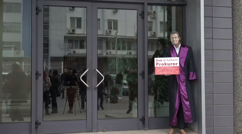 “Dua të bëhem prokuror”, PSD vendos figurën e Kurtit para Kuvendit të Kosovës