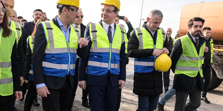 Kurti publikon video nga punimet në rrugën Prishtinë-Mitrovicë