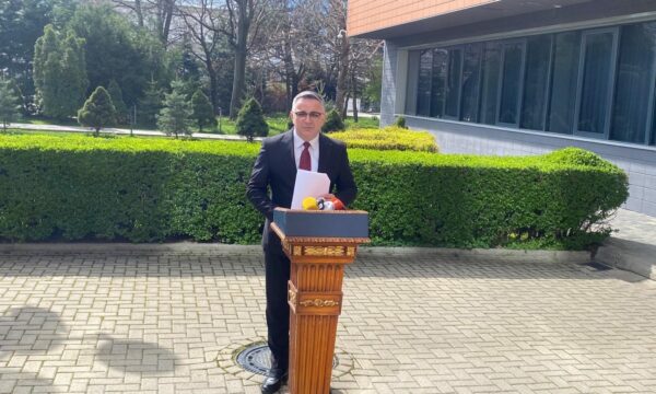 Tahiri: Kurti është dorëzuar dhe po kërkon zgjedhje