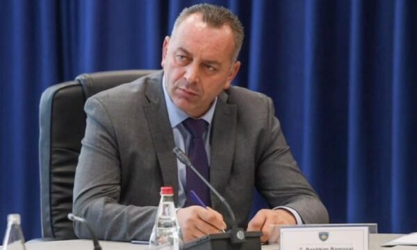 Kryetari i Deçanit thotë se Agjencia Kadastrale ia ka regjistruar pronën Manastirit pas kërkesës së Kurtit