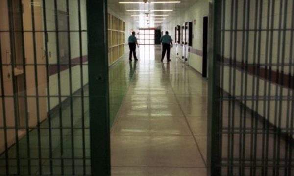 Drejtori i SHKK’së: Gjatë 2023-ës parandaluam 60 raste të kontrabandës nëpër burgje, ka pasur edhe zyrtarë të përfshirë