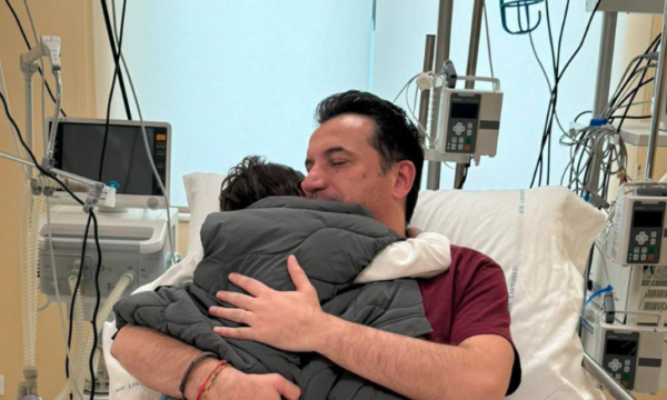 Erion Veliaj publikon fotografi nga spitali pas operimit, e viziton djali i tij