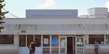 Neurologjia ende pa lift, pacientët me karroca bartën nëpër shkallë