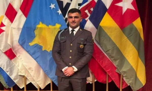 Oficeri i FSK-së diplomon në SHBA