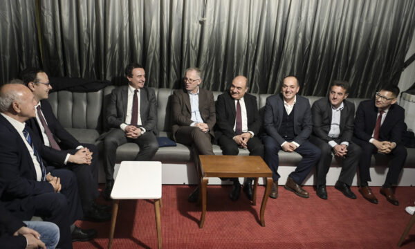 Kurti shfaqet te Çadra e Iftarit te Pallati i Rinisë, Besnik Bislimi e ambasadori turk i bëjnë shoqëri