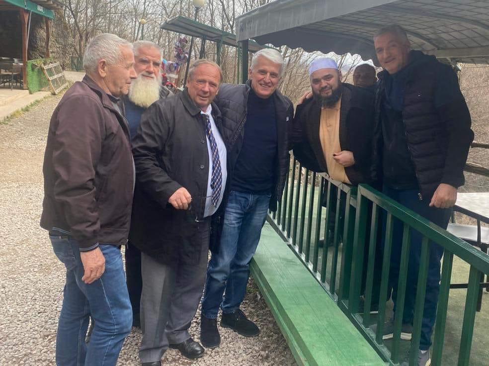 Hoxha Fatmir Latifaj takon ish kryeminstrin e Shqipërisë, Pandeli Majko: “Nëse gjysëm buke e kemi, me ju kosovarët do ta ndajëm”