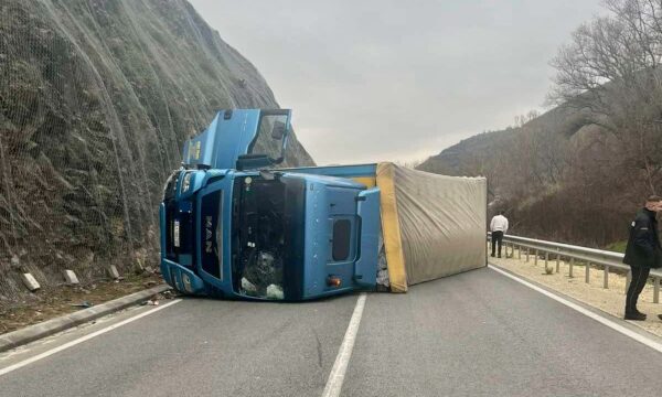 Një kamion aksidentohet në afërsi të Bllacës, bllokohet rruga që të dërgon në Shkup