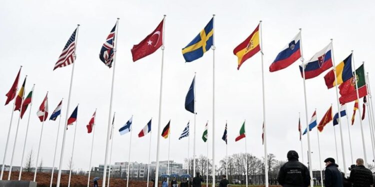 Flamuri i Suedisë vendoset në selinë e NATO-s