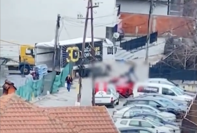 Policia bastis shtëpinë e djalit të Salih Sekiraqës, i riu ende në arrati