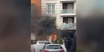 Shpërthen zjarr në një bllok banesor në Bregun e Diellit (VIDEO)