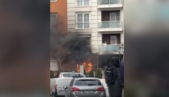 Shpërthen zjarr në një bllok banesor në Bregun e Diellit (VIDEO)