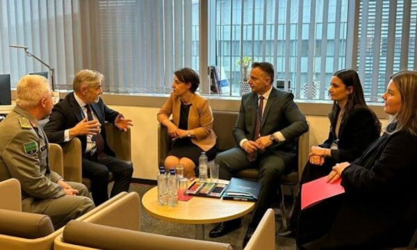 Gërvalla viziton Misionin e Përhershëm të Republikës së Shqipërisë në NATO, në fokus agjenda integruese