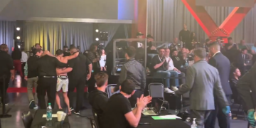 Dalin pamjet, Sopaj s’mund të ecte pas nokautit, largohet nga okatgoni me ndihmin e ekipit të tij