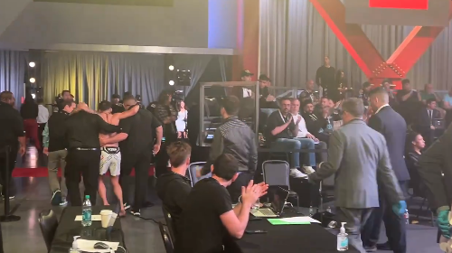 Dalin pamjet, Sopaj s’mund të ecte pas nokautit, largohet nga okatgoni me ndihmin e ekipit të tij