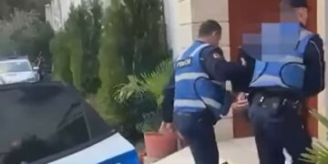 Njëri nga Mitrovica e tjetri nga Vushtrria janë dy 19-vjeçarët që u arrestuan në Shqipëri për trafikim me armë (Emrat dhe mbiemrat)