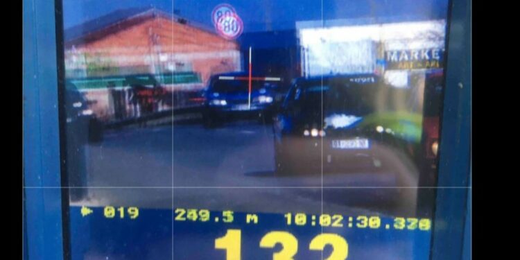 Voziti 132 km në orë në rrugën Mitrovicë-Prishtinë, dënohet shoferi me 300 euro