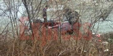 Automjeti del jashtë rrugës bie nga 10 metra lartësi në Prizren, humb jetën burri – gruaja shpëton
