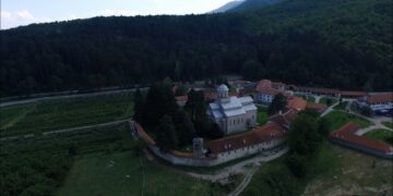 Kryetari i Deçanit: Transferimi i tokës te Manastiri, vendim i padrejtë dhe politik