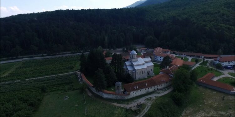 Kryetari i Deçanit: Transferimi i tokës te Manastiri, vendim i padrejtë dhe politik