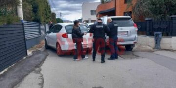 Aksident para shtëpisë së Sylejman Selimit që po bastiset, goditet vetura e Policisë