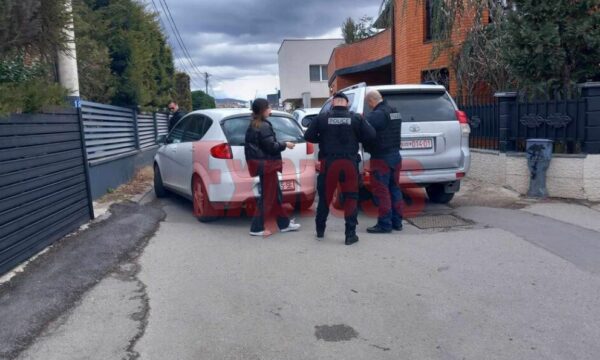 Aksident para shtëpisë së Sylejman Selimit që po bastiset, goditet vetura e Policisë