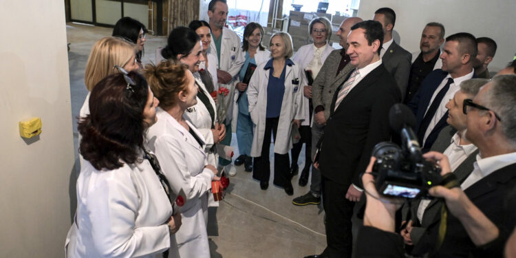 Kurti viziton Gjinekologjinë, thotë se s’do të ketë më dhoma me nga nëntë shtretër, por maksimalisht me dy
