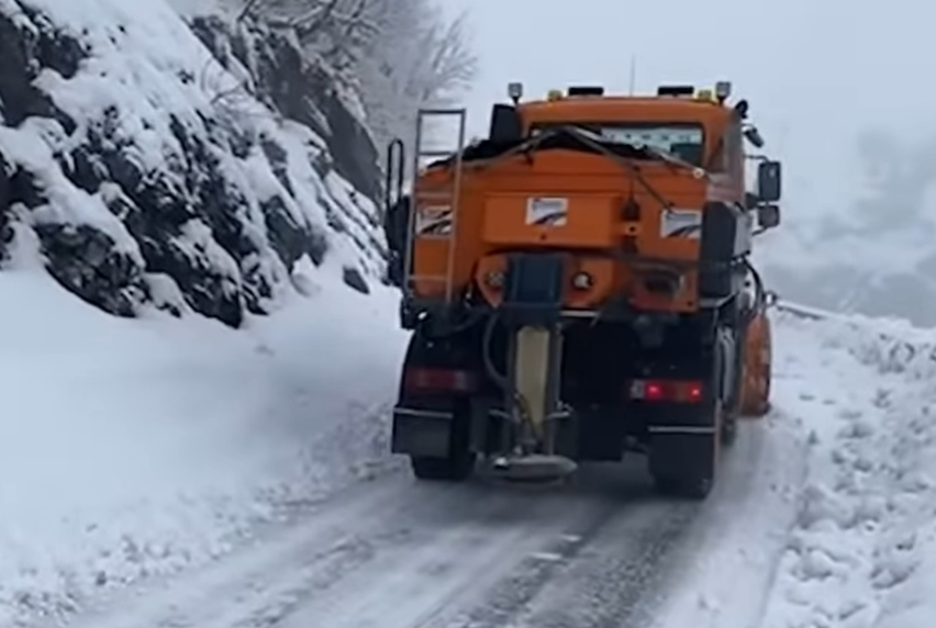 Reshjet e borës vështirësojnë qarkullimin në disa zona në Shqipëri