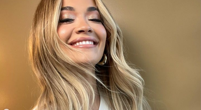 Rita Ora tregon në shqip kritikat që ia bën nëna e saj