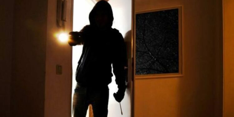 Hajnat bëjnë kërdi në një shtëpi në Skenderaj, vjedhin 20 mijë euro ‘cash’ dhe ari në vlerë të rreth 65 mijë €