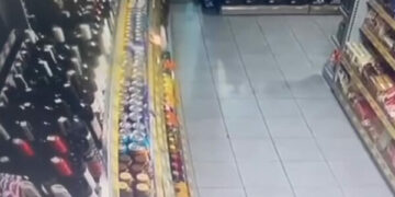 Pamjet e para të tërmetit që zgjoi rajonin: Shishet lëkunden, gjithçka po dridhet