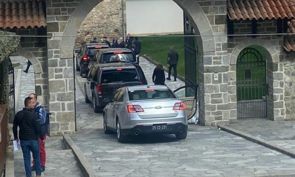 Escobar shkon për vizitë te Manastiri i Deçanit