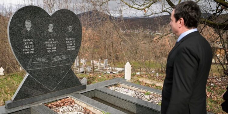 Kurti në 20 vjetorin e vdekjes viziton varrezat e tre fëmijëve që u mbytën në lumin Ibër