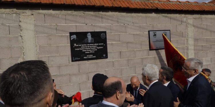 Vendoset Pllakë Nderi për Azem Sylën në shtëpinë e tij në Kishnarekë