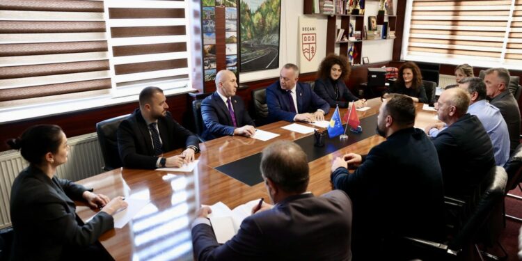 Haradinaj shkon në Deçan, thotë se kjo komunë respekton vendimet e institucioneve të Kosovës